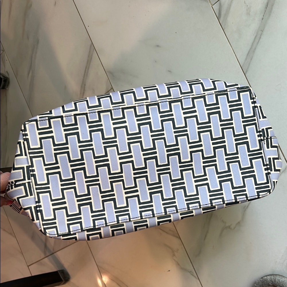 Kate Spade New York Harding Street Geo Large Tote. - Picture 14 of 16